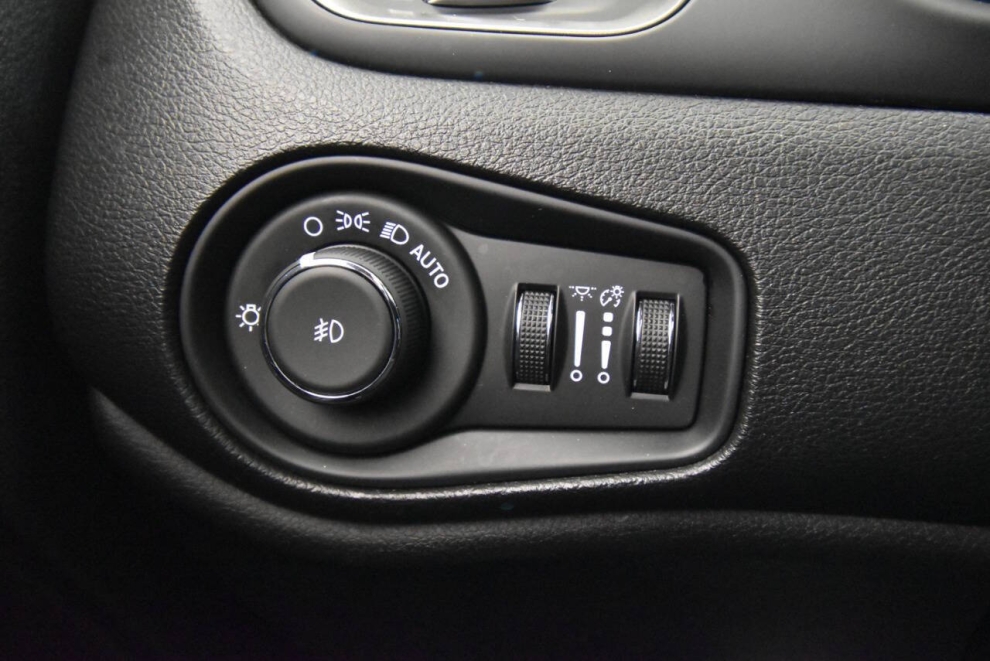 2020 Jeep Renegade Altitude 4x4 4dr SUV, Black, Mileage: 69,908 - photo 29