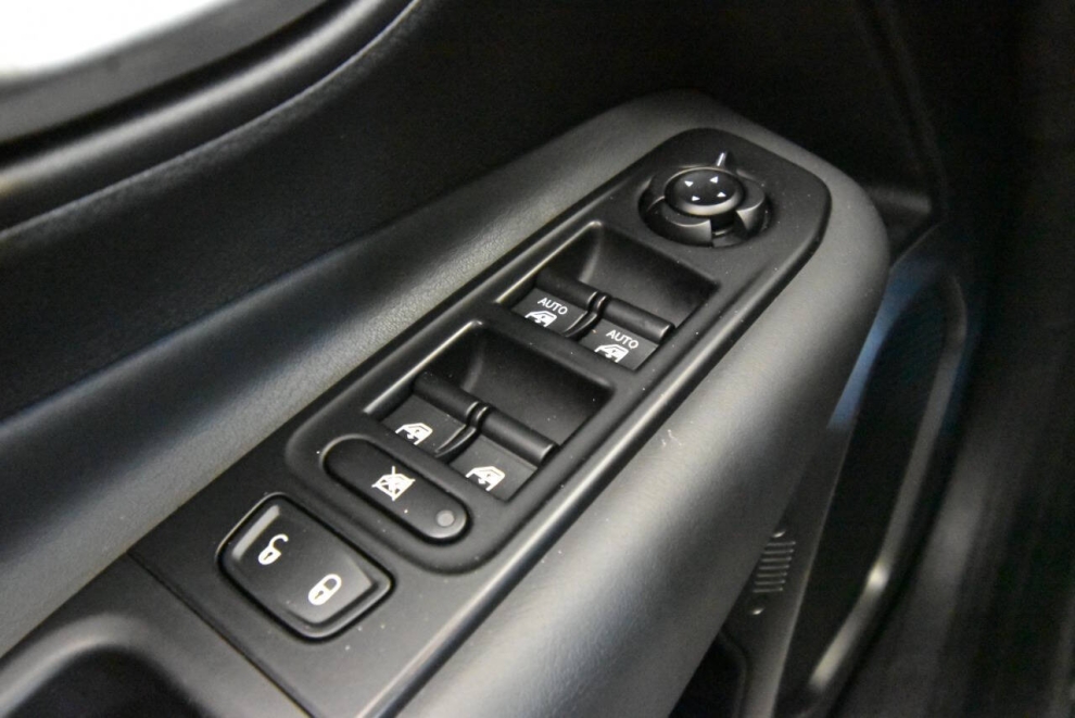 2020 Jeep Renegade Altitude 4x4 4dr SUV, Black, Mileage: 69,908 - photo 30