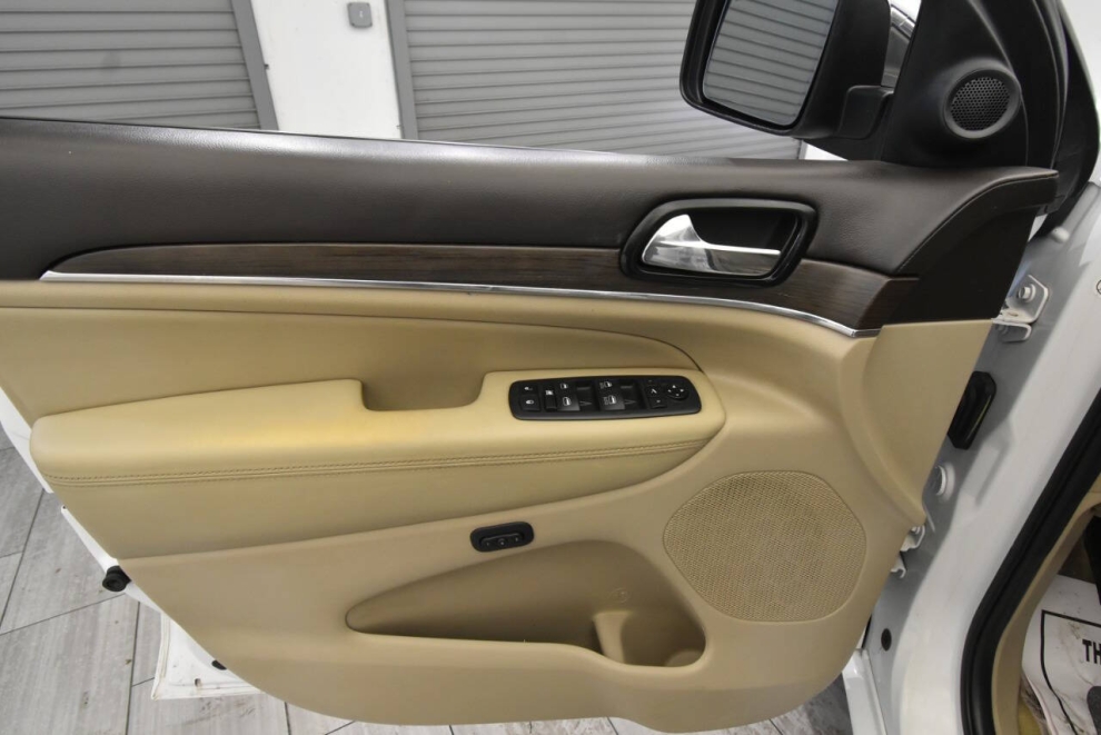 2021 Jeep Grand Cherokee Overland 4x4 4dr SUV, White, Mileage: 83,642 - photo 12