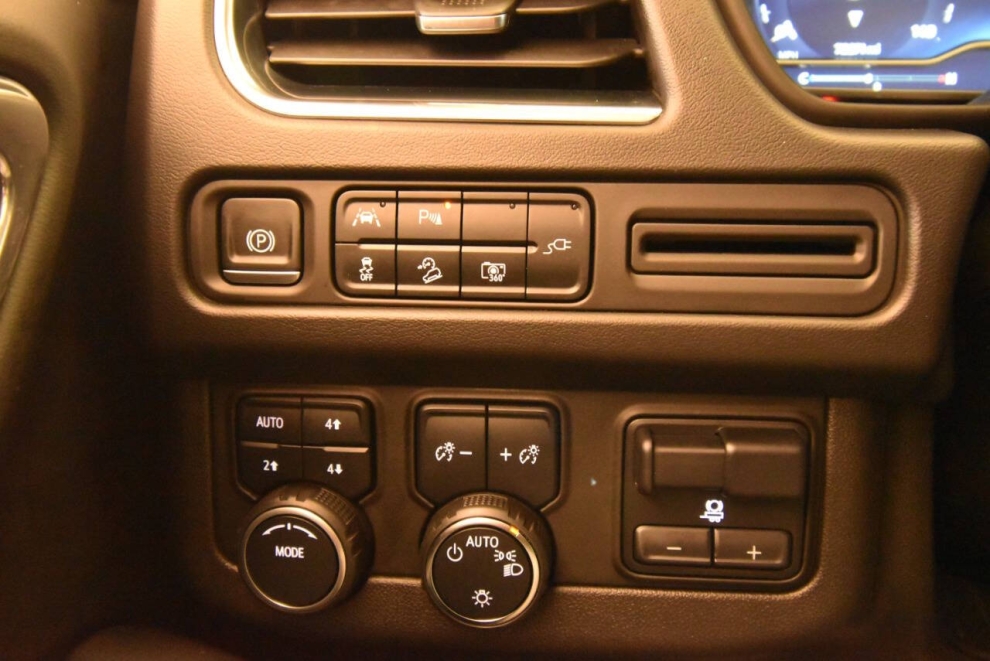 2022 Chevrolet Suburban Z71 4x4 4dr SUV, Black, Mileage: 72,266 - photo 28