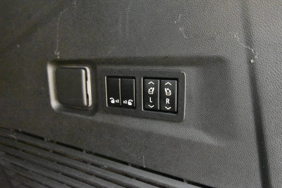 2022 Chevrolet Suburban Z71 4x4 4dr SUV, Black, Mileage: 72,266 - photo 31