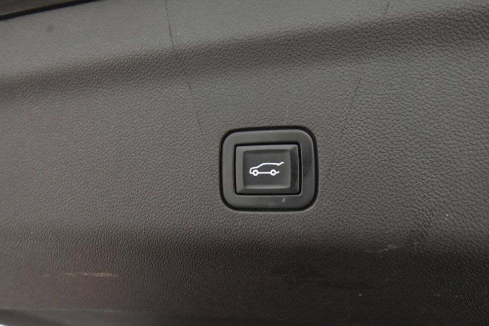 2022 Chevrolet Suburban Z71 4x4 4dr SUV, Black, Mileage: 72,266 - photo 32