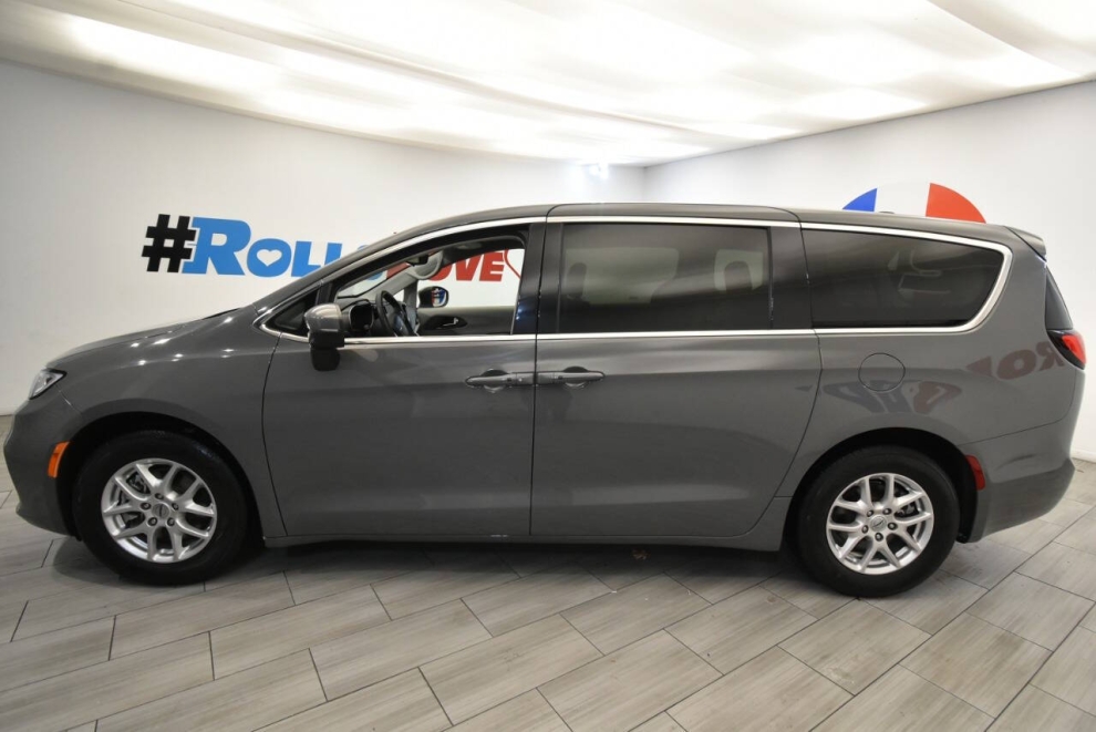 2023 Chrysler Pacifica Touring L 4dr Mini Van, Gris, Mileage: 61,887 - photo 1