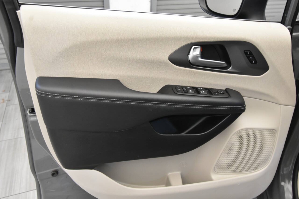 2023 Chrysler Pacifica Touring L 4dr Mini Van, Gris, Mileage: 61,887 - photo 12