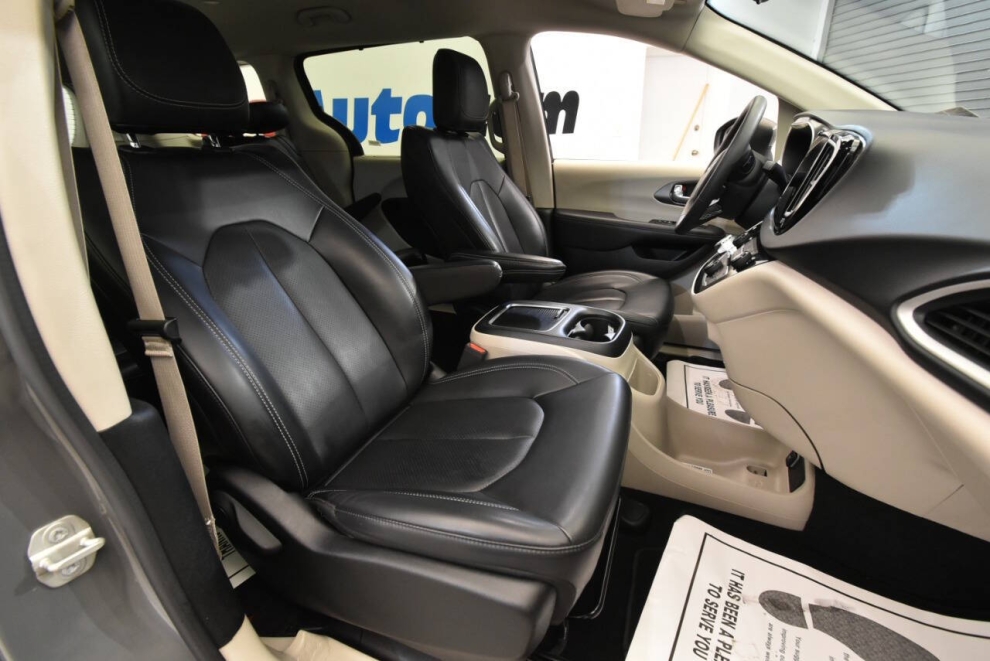 2023 Chrysler Pacifica Touring L 4dr Mini Van, Gris, Mileage: 61,887 - photo 17