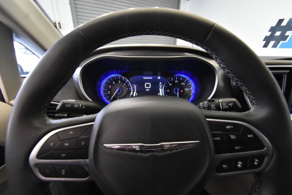 2023 Chrysler Pacifica Touring L 4dr Mini Van, Gris, Mileage: 61,887 - photo 26