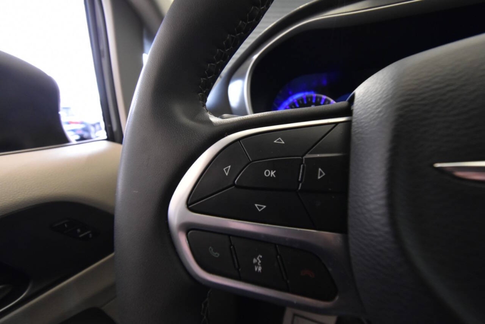 2023 Chrysler Pacifica Touring L 4dr Mini Van, Gris, Mileage: 61,887 - photo 27