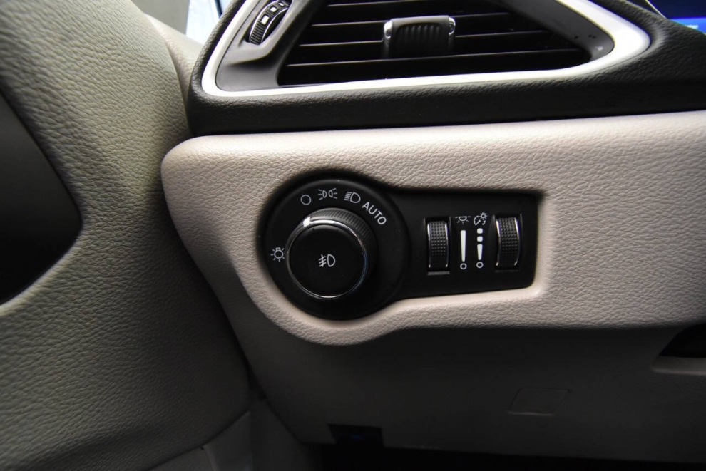 2023 Chrysler Pacifica Touring L 4dr Mini Van, Gris, Mileage: 61,887 - photo 30