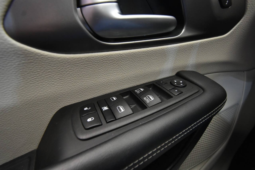 2023 Chrysler Pacifica Touring L 4dr Mini Van, Gris, Mileage: 61,887 - photo 31