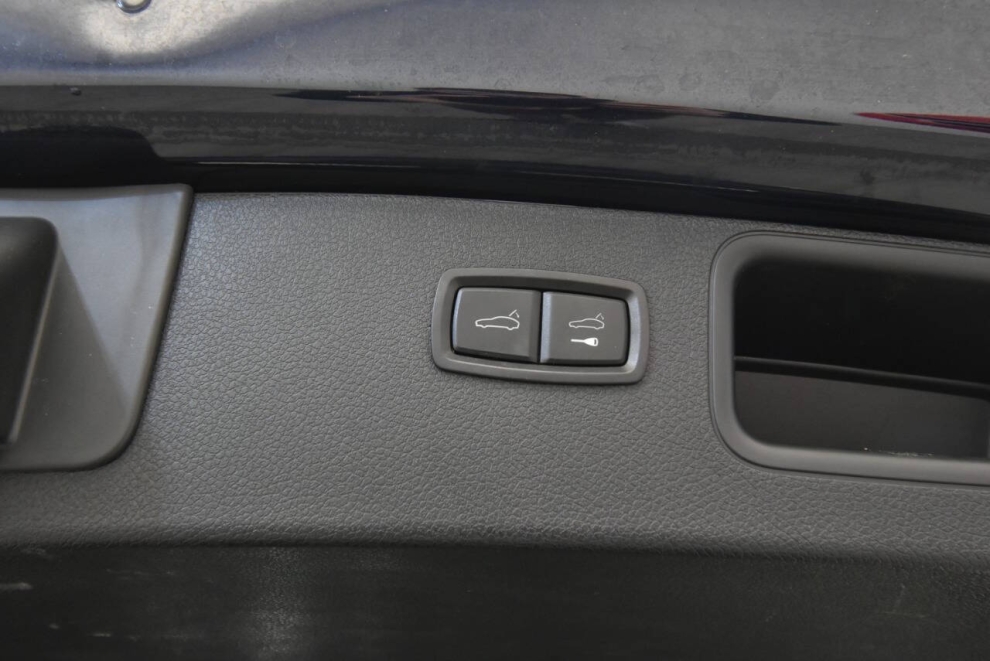 2020 Porsche Macan Base AWD 4dr SUV, Blue, Mileage: 72,446 - photo 34