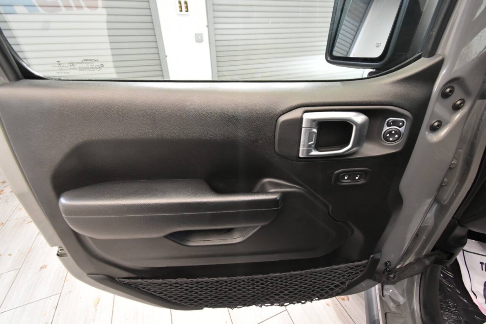 2022 Jeep Gladiator Rubicon 4x4 4dr Crew Cab 5.0 ft. SB, Gray, Mileage: 62,280 - photo 12