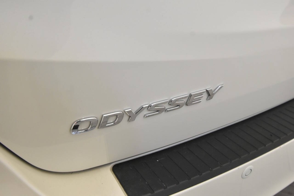 2019 Honda Odyssey Elite 4dr Mini Van, White, Mileage: 101,961 - photo 30