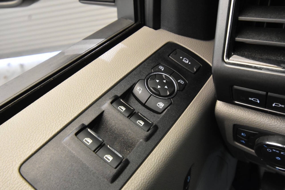 2021 Ford F-250 Super Duty XLT 4x4 4dr Crew Cab 6.8 ft. SB Pickup, Gray, Mileage: 26,298 - photo 29