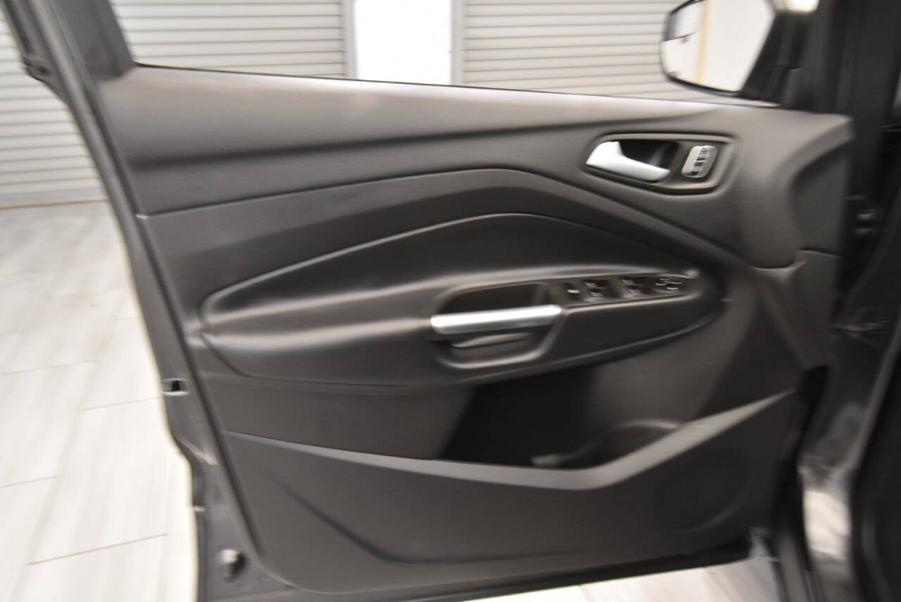 2018 Ford Escape SE 4dr SUV, Gray, Mileage: 94,345 - photo 12