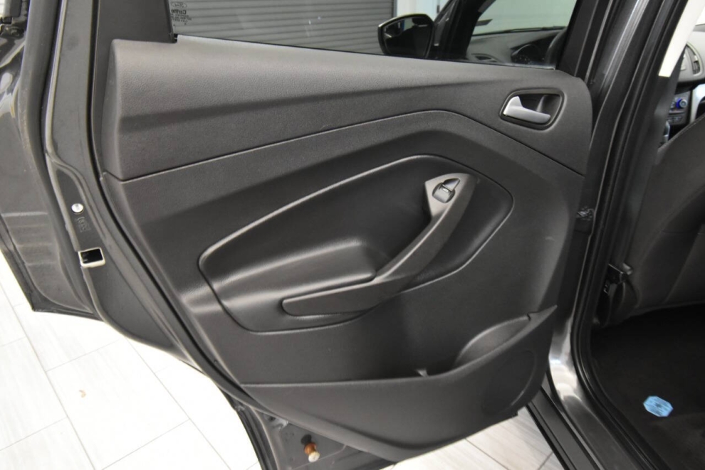 2018 Ford Escape SE 4dr SUV, Gray, Mileage: 94,345 - photo 14