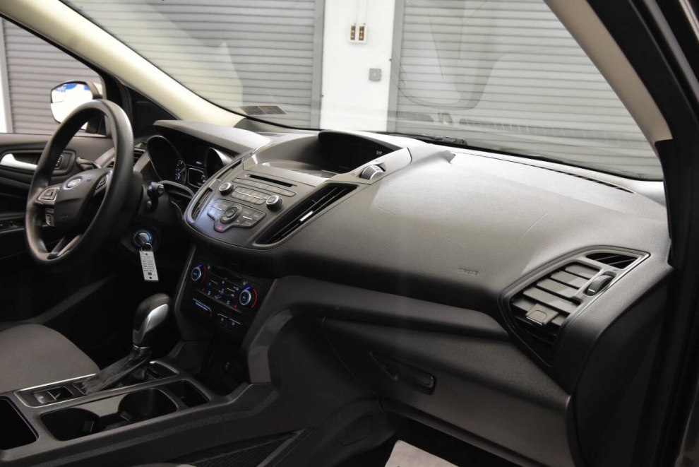 2018 Ford Escape SE 4dr SUV, Gray, Mileage: 94,345 - photo 15