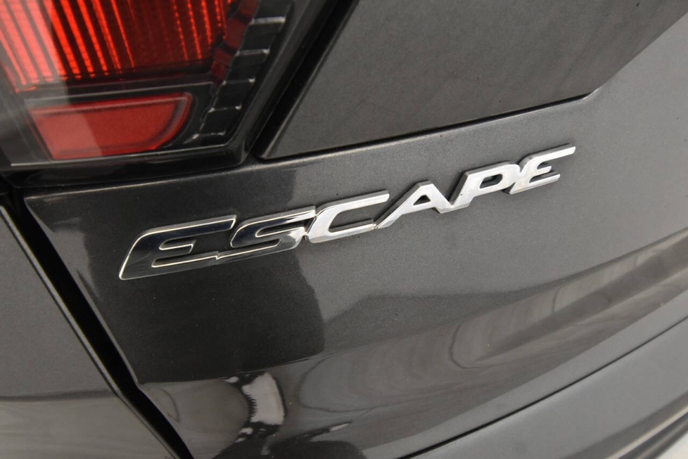 2018 Ford Escape SE 4dr SUV, Gray, Mileage: 94,345 - photo 30