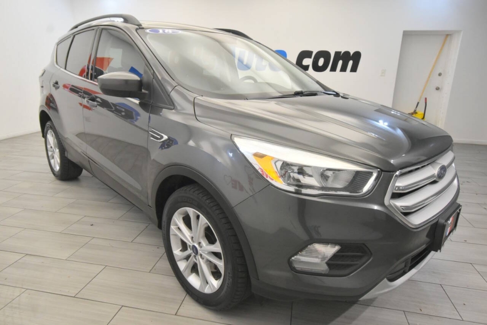 2018 Ford Escape SE 4dr SUV, Gray, Mileage: 94,345 - photo 6