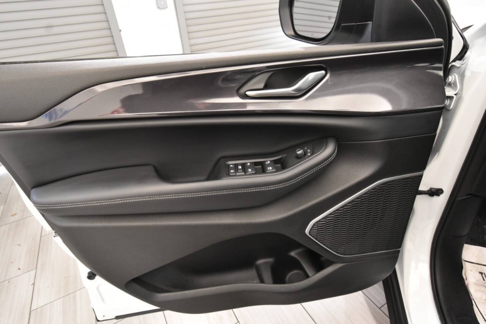 2021 Jeep Grand Cherokee L Laredo 4x4 4dr SUV, White, Mileage: 82,326 - photo 12