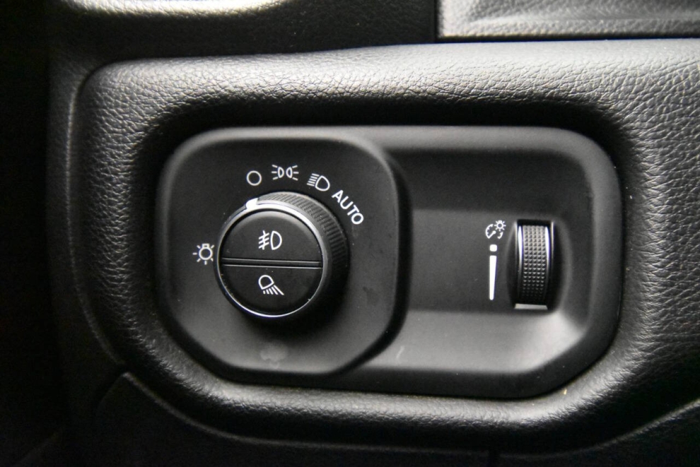 2023 RAM 1500 Big Horn 4x4 4dr Quad Cab 6.4 ft. SB Pickup, Silver, Mileage: 49,292 - photo 27