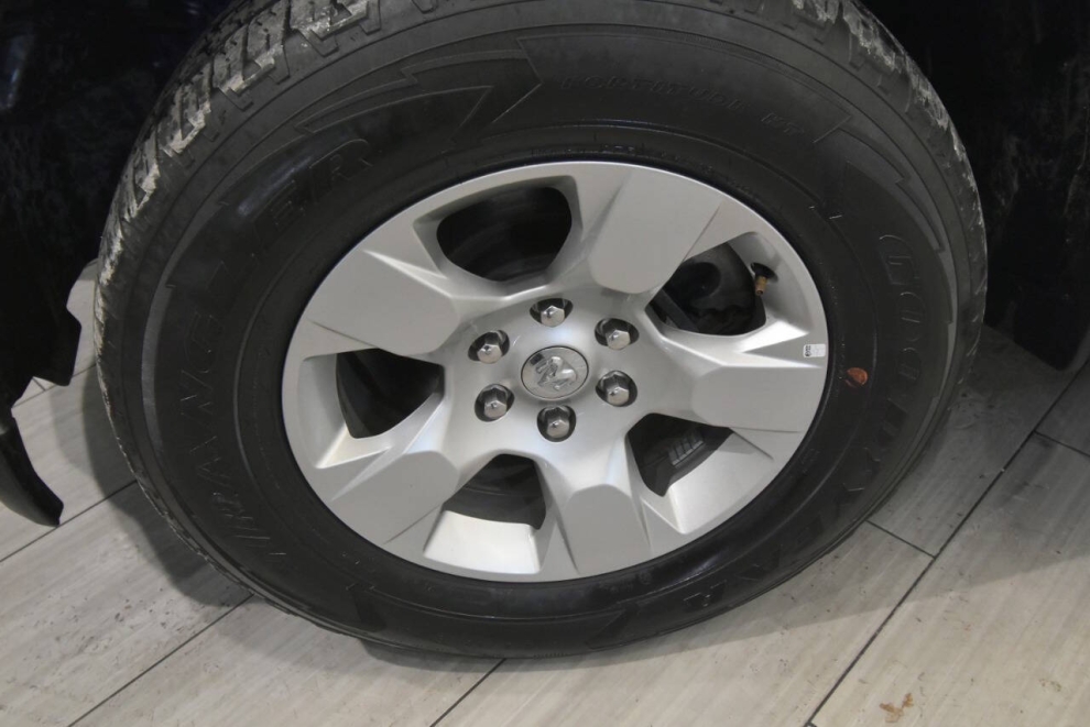 2023 RAM 1500 Big Horn 4x4 4dr Quad Cab 6.4 ft. SB Pickup, Silver, Mileage: 49,292 - photo 9