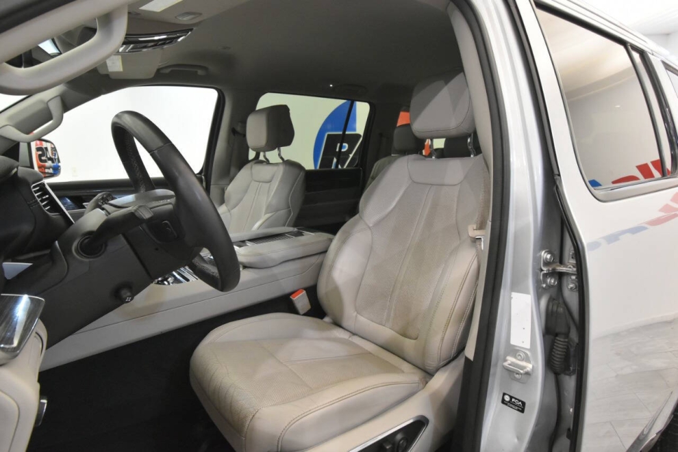 2022 Jeep Wagoneer Series II 4x4 4dr SUV, Silver, Mileage: 56,286 - photo 10