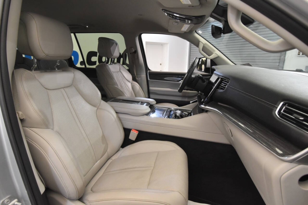 2022 Jeep Wagoneer Series II 4x4 4dr SUV, Silver, Mileage: 56,286 - photo 15