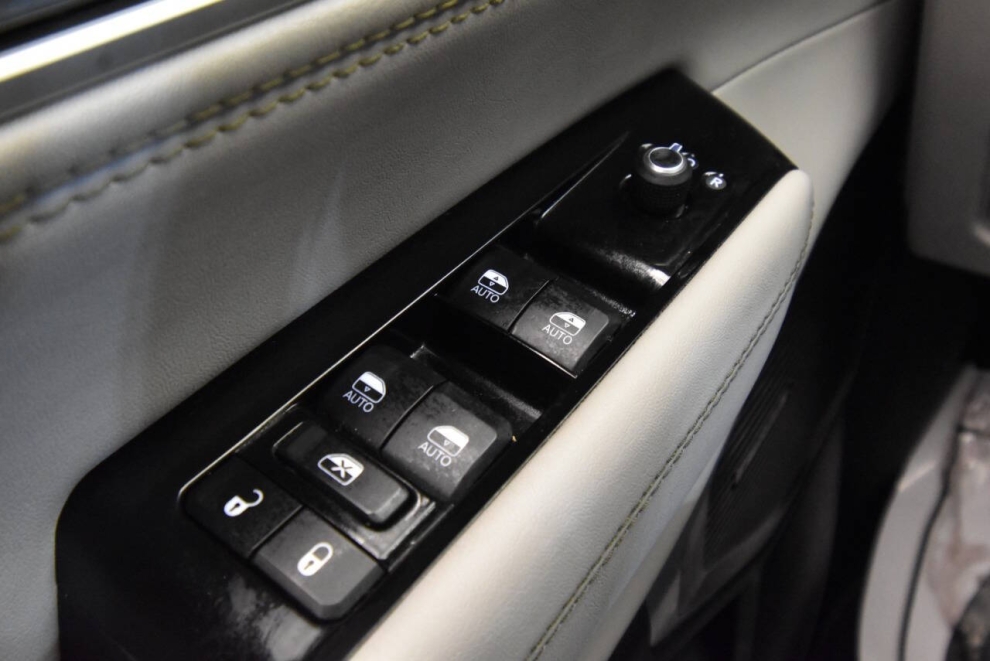 2022 Jeep Wagoneer Series II 4x4 4dr SUV, Silver, Mileage: 56,286 - photo 32