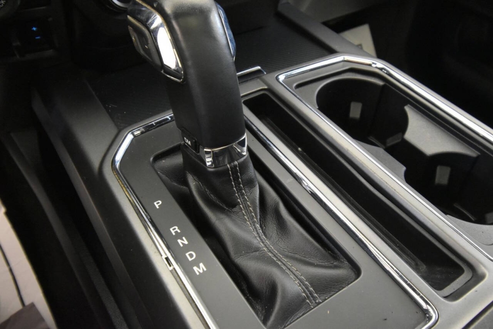 2020 Ford F-150 XLT 4x4 4dr SuperCrew 5.5 ft. SB, Gray, Mileage: 116,789 - photo 17