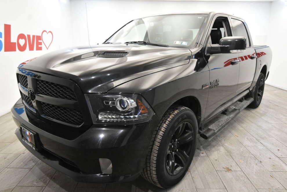 2017 RAM 1500 Night 4x4 4dr Crew Cab 5.5 ft. SB Pickup, BLK, Mileage: 118,402 