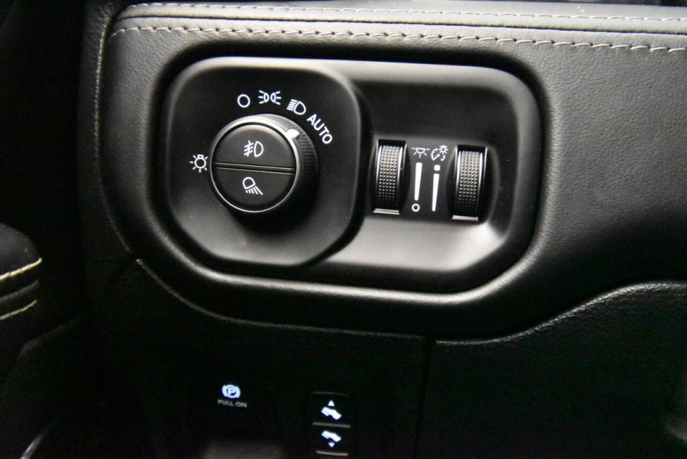 2022 RAM 1500 Limited 4x4 4dr Crew Cab 5.6 ft. SB Pickup, White, Mileage: 59,646 - photo 27