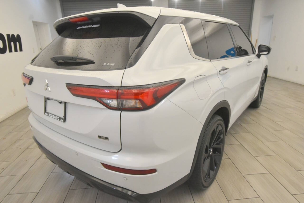 2023 Mitsubishi Outlander Black Edition AWD 4dr SUV, Blanco, Mileage: 21,472 - photo 4