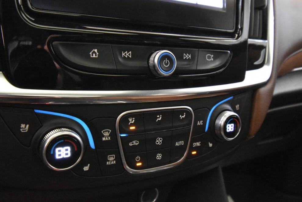 2018 Chevrolet Traverse High Country 4x4 4dr SUV, White, Mileage: 96,456 - photo 22