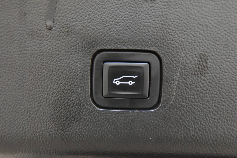 2018 Chevrolet Traverse High Country 4x4 4dr SUV, White, Mileage: 96,456 - photo 36