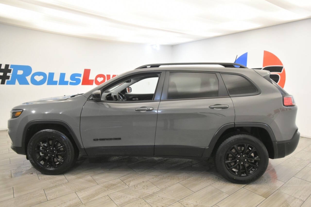2023 Jeep Cherokee Altitude Lux 4x4 4dr SUV, Gray, Mileage: 65,166 - photo 1