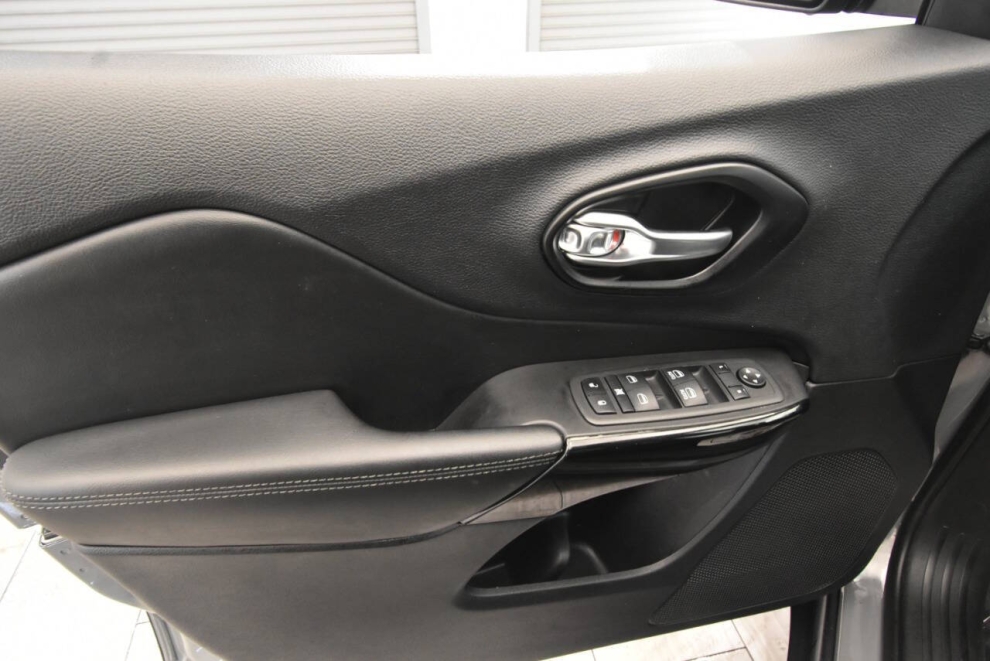 2023 Jeep Cherokee Altitude Lux 4x4 4dr SUV, Gray, Mileage: 65,166 - photo 12