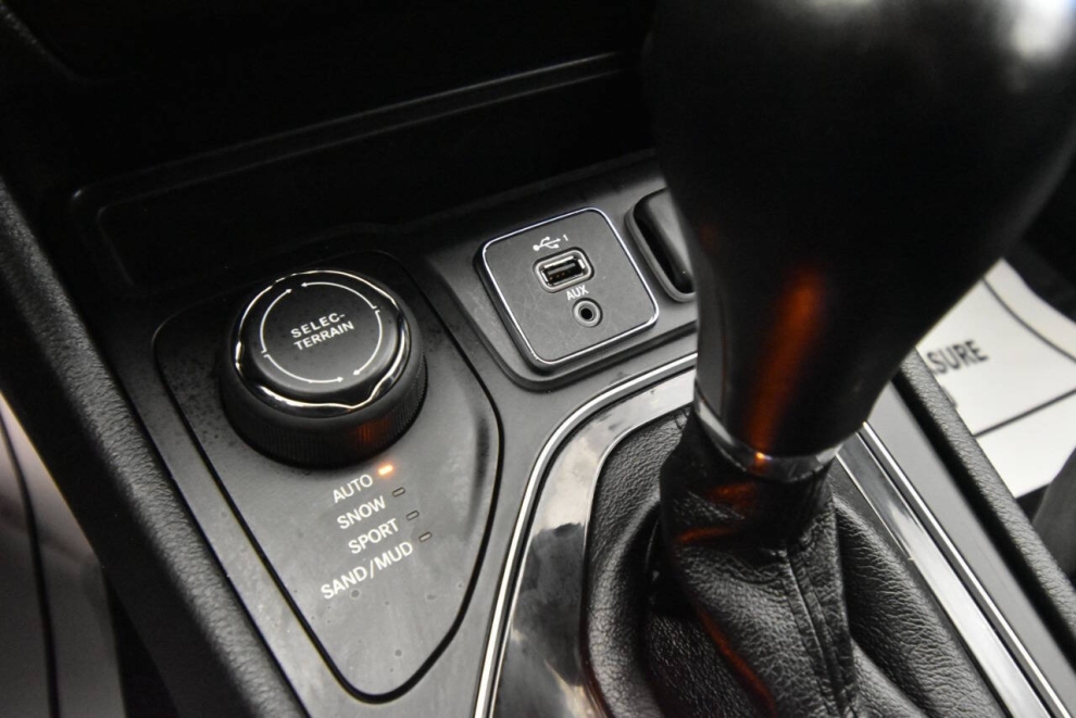 2023 Jeep Cherokee Altitude Lux 4x4 4dr SUV, Gray, Mileage: 65,166 - photo 18