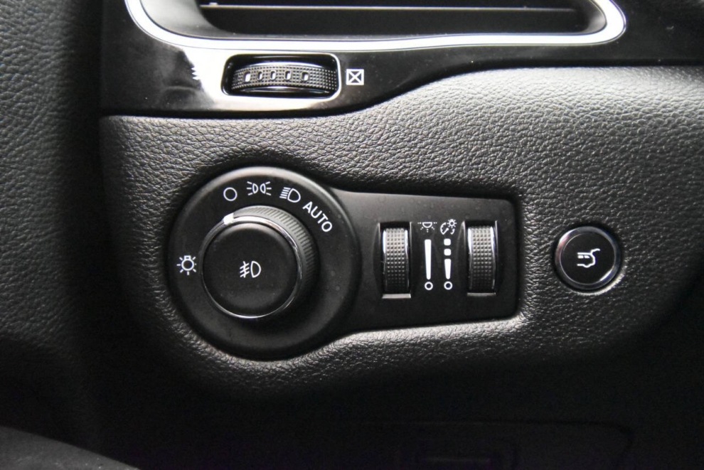 2023 Jeep Cherokee Altitude Lux 4x4 4dr SUV, Gray, Mileage: 65,166 - photo 28