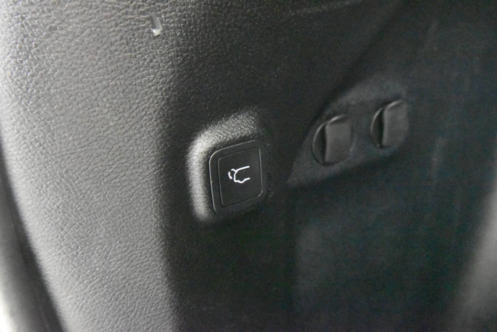 2023 Jeep Cherokee Altitude Lux 4x4 4dr SUV, Gray, Mileage: 65,166 - photo 32