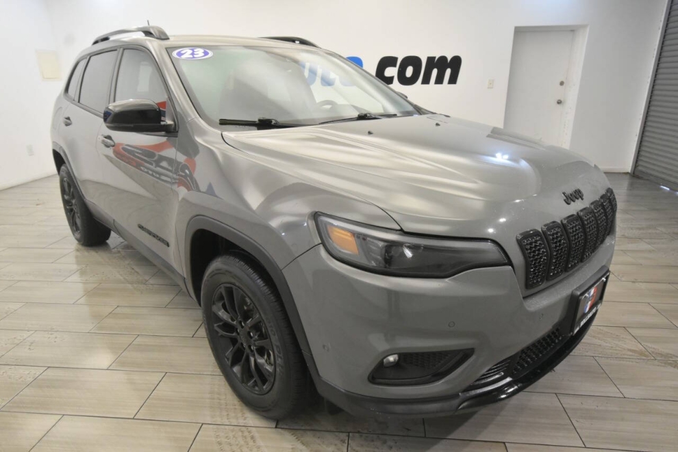 2023 Jeep Cherokee Altitude Lux 4x4 4dr SUV, Gray, Mileage: 65,166 - photo 6