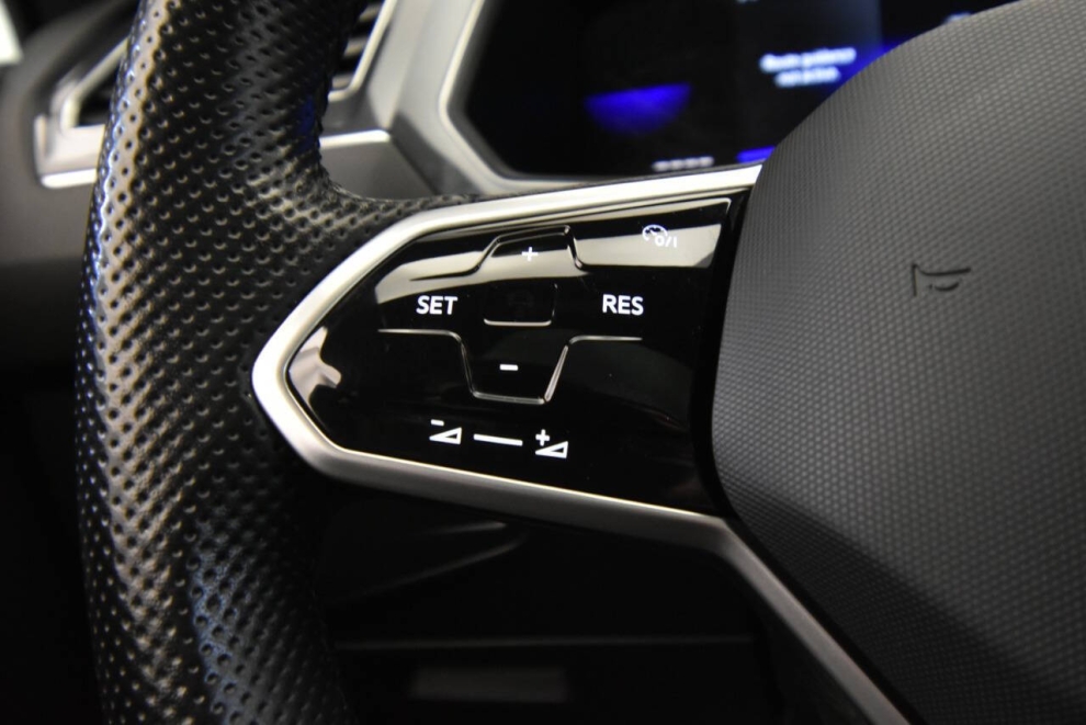 2022 Volkswagen Tiguan SE R Line Black 4Motion AWD 4dr SUV, Gray, Mileage: 81,968 - photo 25