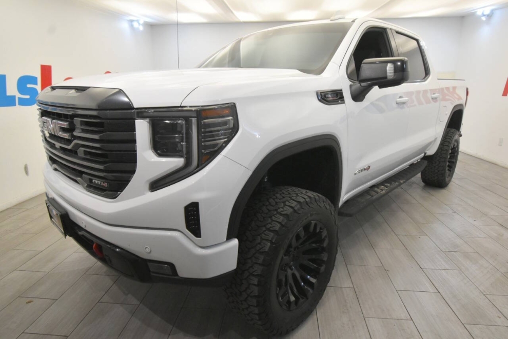 2023 GMC Sierra 1500 AT4 4x4 4dr Crew Cab 5.8 ft. SB, White, Mileage: 71,761 