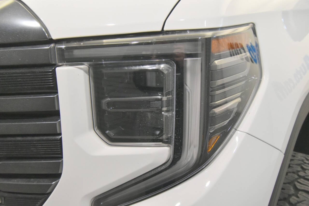 2023 GMC Sierra 1500 AT4 4x4 4dr Crew Cab 5.8 ft. SB, White, Mileage: 71,761 - photo 8