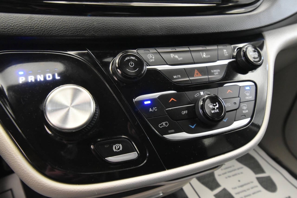 2024 Chrysler Pacifica Touring L 4dr Mini Van, Black, Mileage: 55,710 - photo 18