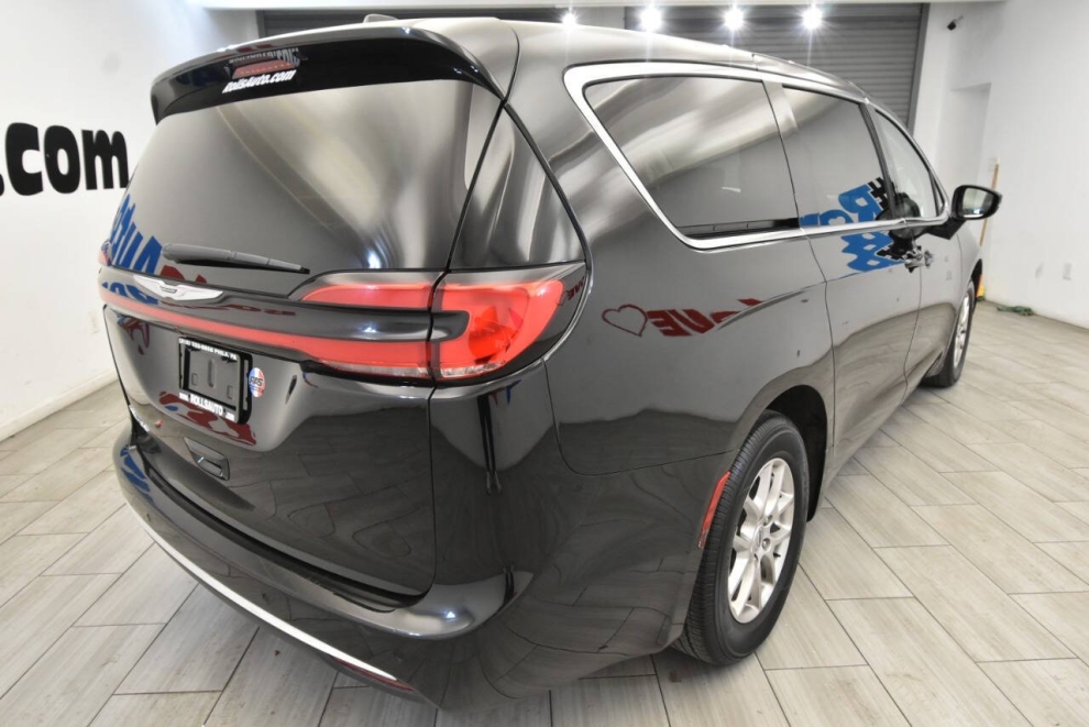 2024 Chrysler Pacifica Touring L 4dr Mini Van, Black, Mileage: 55,710 - photo 4