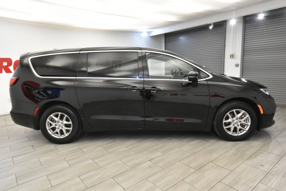 2024 Chrysler Pacifica Touring L 4dr Mini Van, Black, Mileage: 55,710 - photo 5