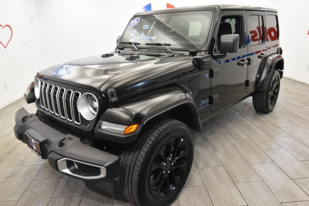 2025 Jeep Wrangler Sahara 4xe 4x4 4dr SUV, Negro, Mileage: 13,079 
