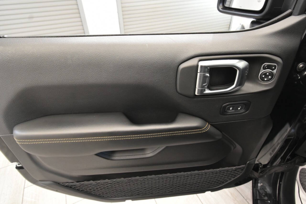 2025 Jeep Wrangler Sahara 4xe 4x4 4dr SUV, Negro, Mileage: 13,079 - photo 12