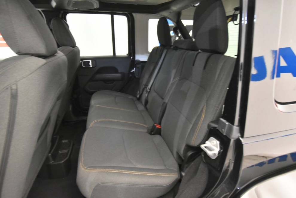 2025 Jeep Wrangler Sahara 4xe 4x4 4dr SUV, Negro, Mileage: 13,079 - photo 13