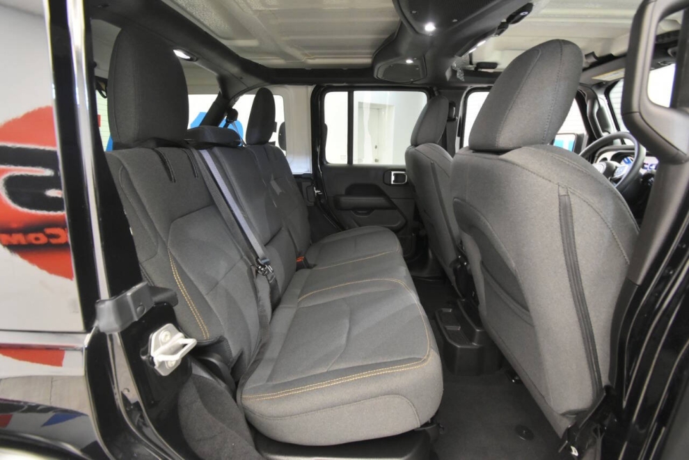 2025 Jeep Wrangler Sahara 4xe 4x4 4dr SUV, Negro, Mileage: 13,079 - photo 15